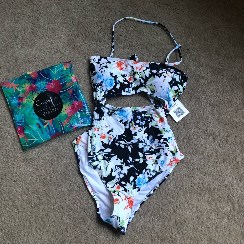 Cupshe - Tender Night Print  One Piece
